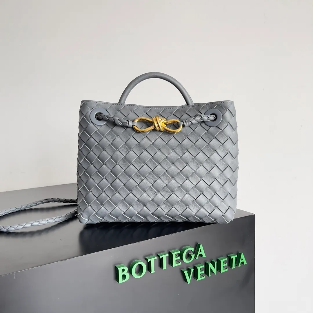 The 2023 new Andiamo batch of 1860 BV has been shipped‼ ️Really popular🔥The new Andiamo woven handbag launched by Bottega Veneta this season is really popular all over the world! ! Celebrities at home and abroad have worn it, and Oscar-winning actress Michelle Yeoh has taken it out on the street. Song Jia, Trai Yara, Yu Feihong, Sanji Ayaka, Rosie Hunting-Whiteley, Yoshioka Riho, etc. have all picked up this bag. It is classic and versatile, showing off its temperament, and the bag capacity is also large, which is very convenient for daily commuting! ! A variety of carrying methods, the shoulder straps can be adjusted by yourself, the original lambskin feels soft and delicate, and the neutral style is made to break gender boundaries and bring a more practical and longer-lasting use experience. Andiamo, which has both elegant and casual styles, perfectly interprets the true appearance of "fashionable old money style". Style number: 743568 Size: 25*22*10.5cm